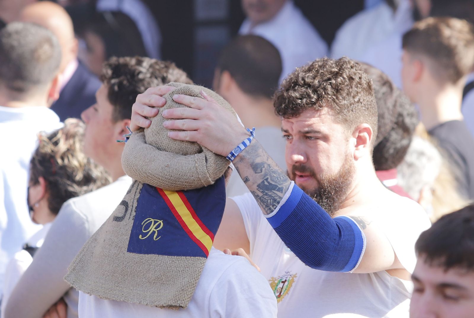 El Resucitado procesiona por el barrio de la Hispanidad de Huelva