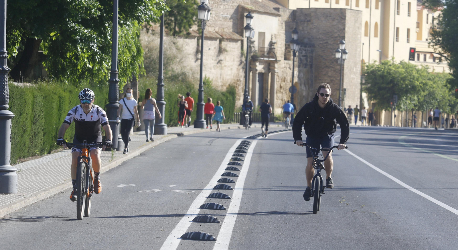 Varias personas hacen deporte en la avenida del Alcázar.