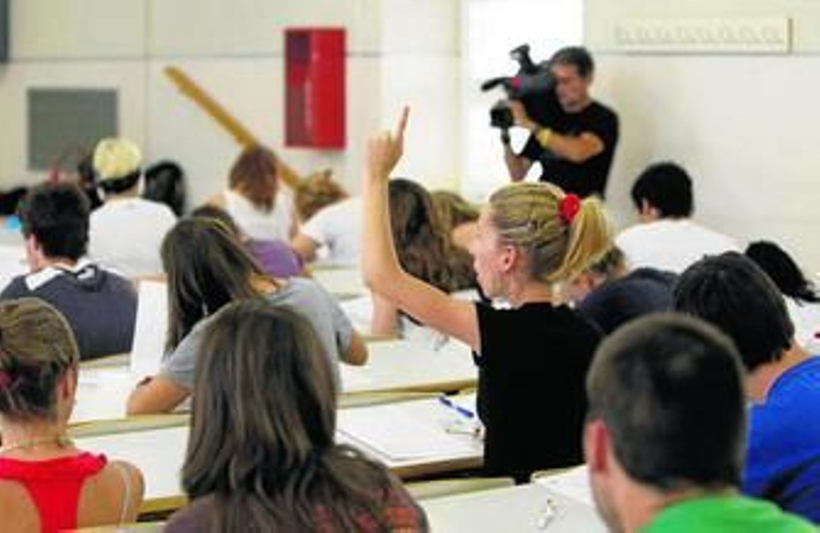 Estudiantes gaditanos, en la imagen durante una clase en un instituto, se podrán beneficiar de estas nuevas becas.