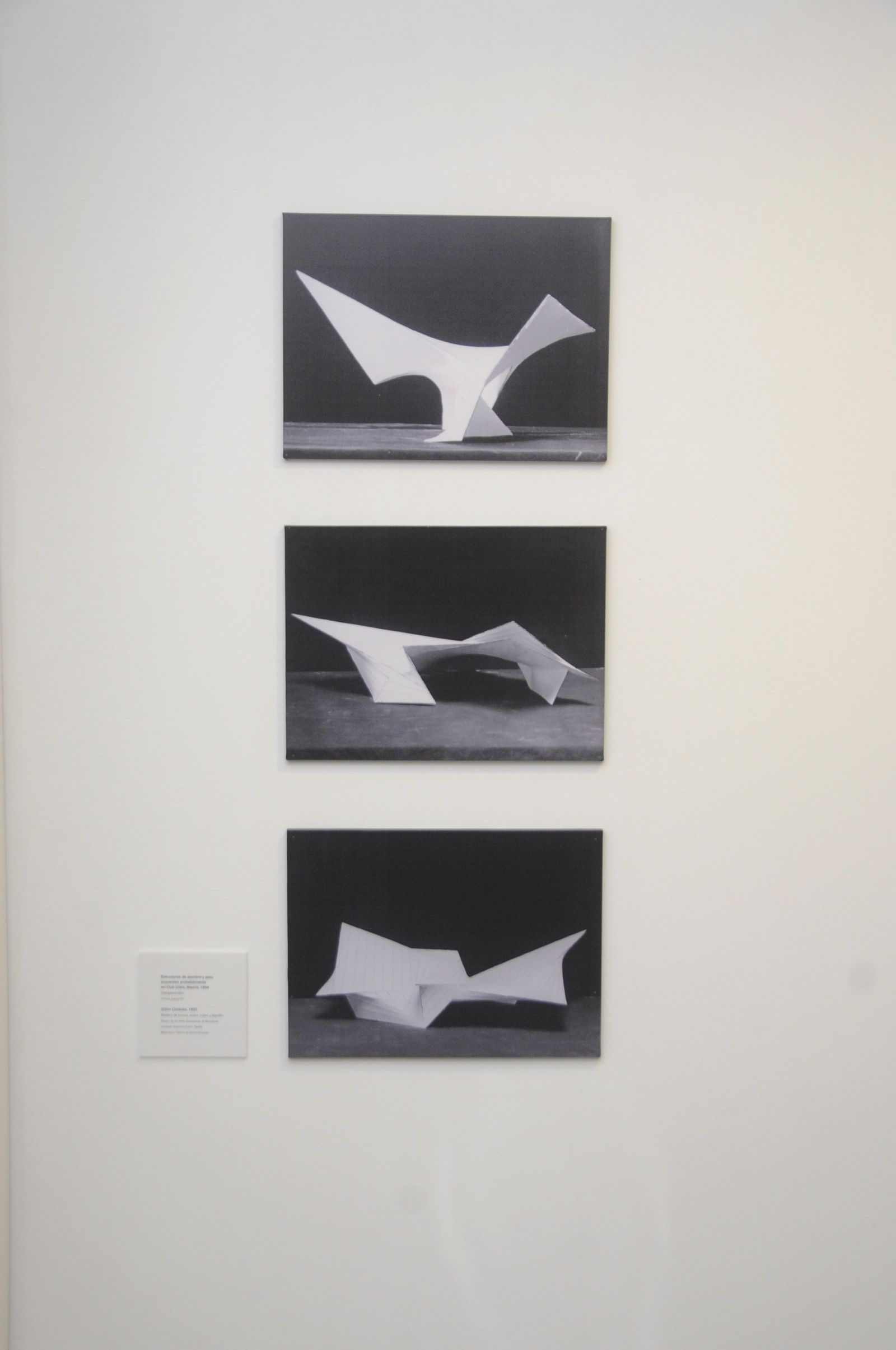 La exposición incluye un centenar de obras.