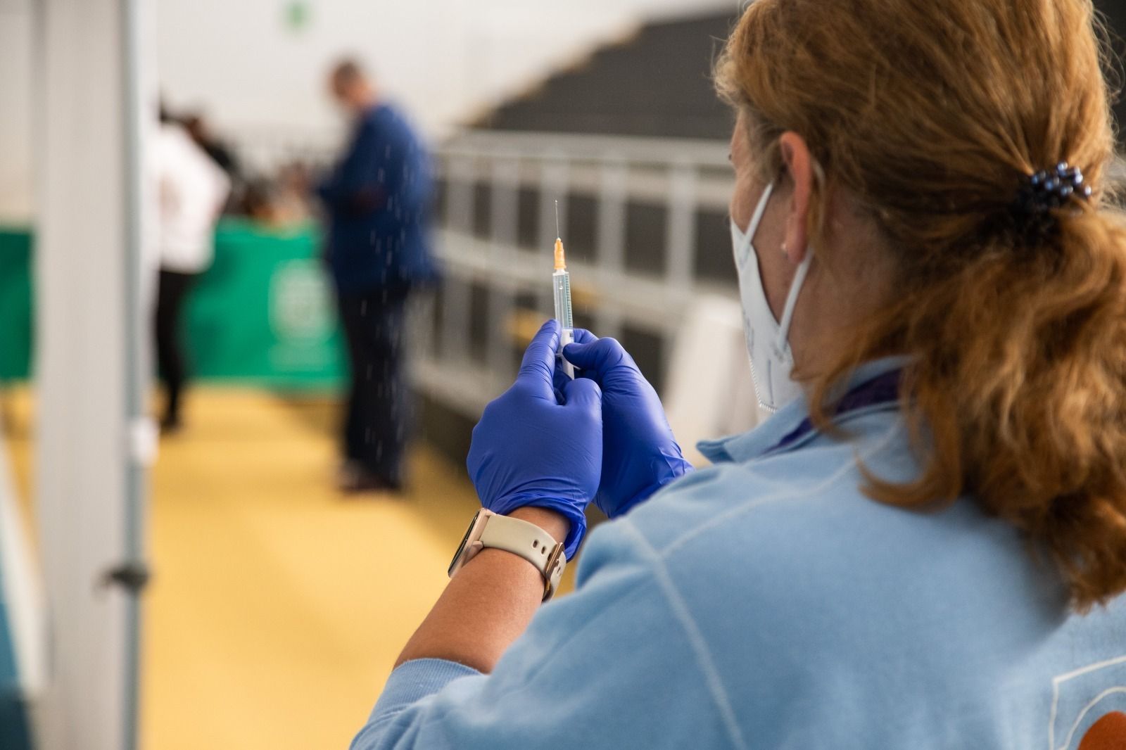 Una enfermera comprueba la jeringuilla para la vacuna de Pfizer.