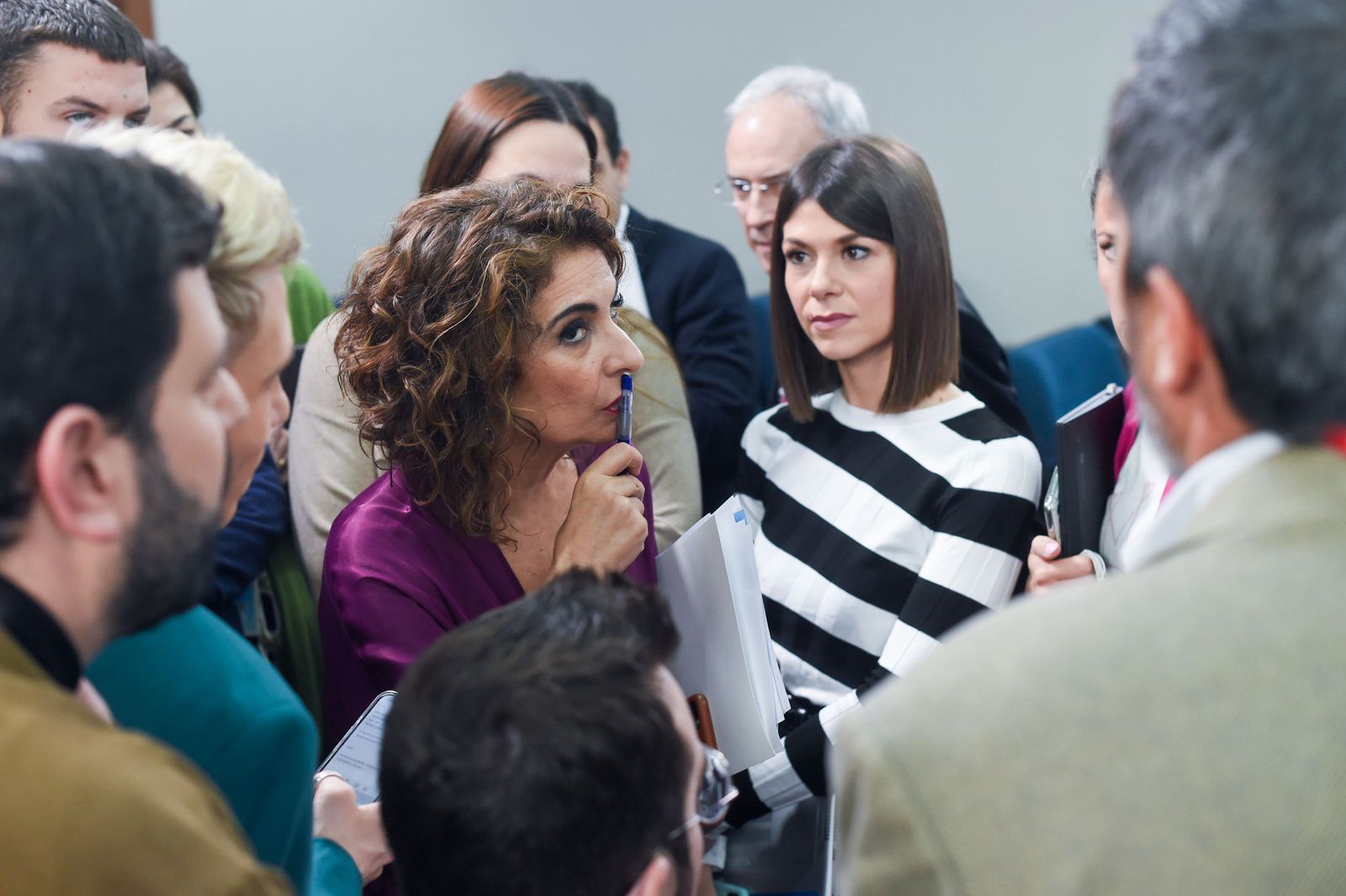 La ministra de Hacienda y Función Pública, María Jesús Montero (c), conversa con periodistas tras una rueda de prensa posterior al Consejo de Ministros.