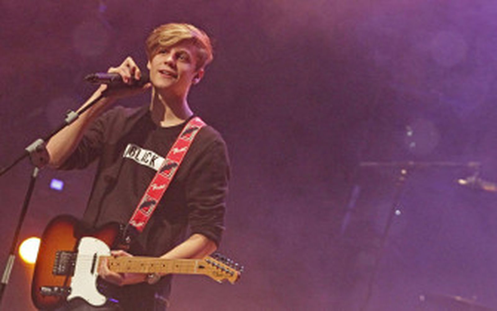 Calum llena el teatro Florida con su 'Hey Babe'