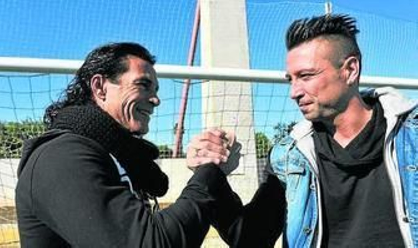José Mari y Diego charlan en un aula de la escuela Futbalia.