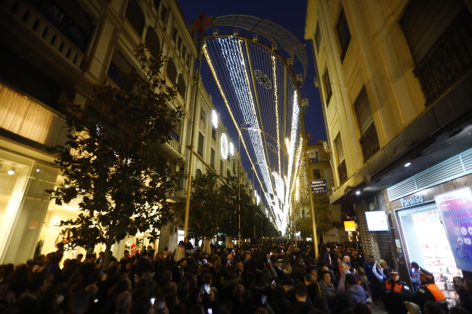 El encendido del espectáculo navideño de la calle Cruz Conde de Córdoba, en imágenes