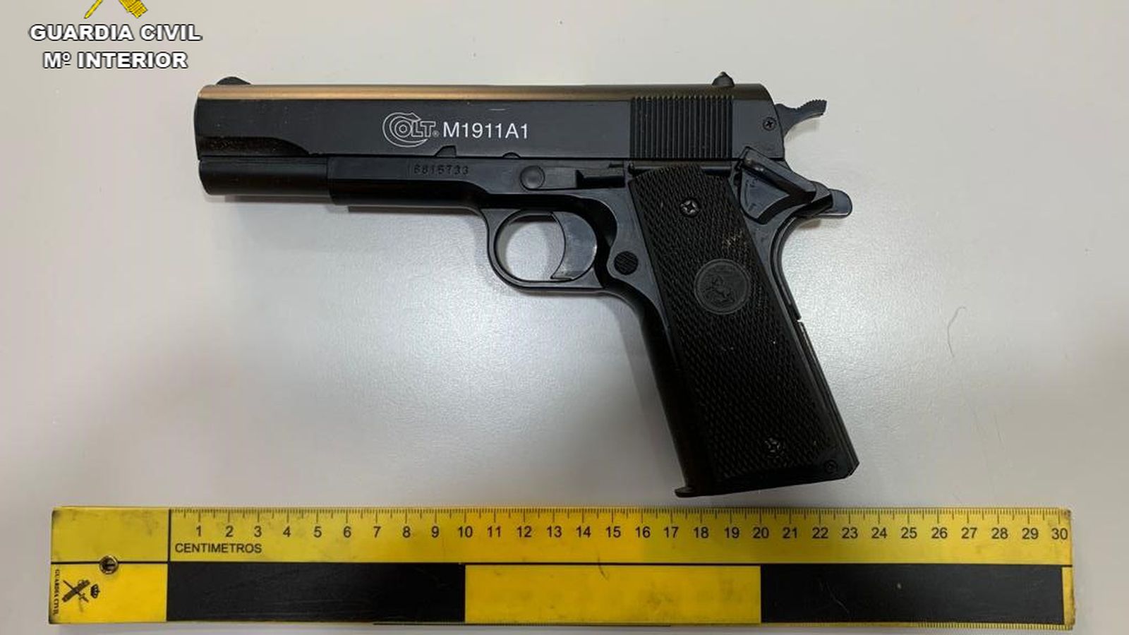 El arma de fuego intervenida al delincuente.