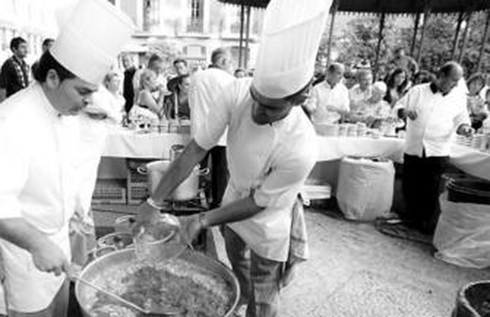 Los cocineros durante la preparación de la sopa de tomate.