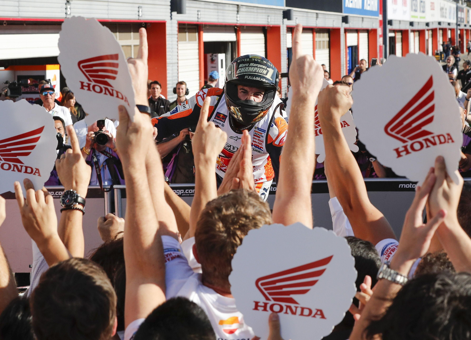 Márquez celebra su título