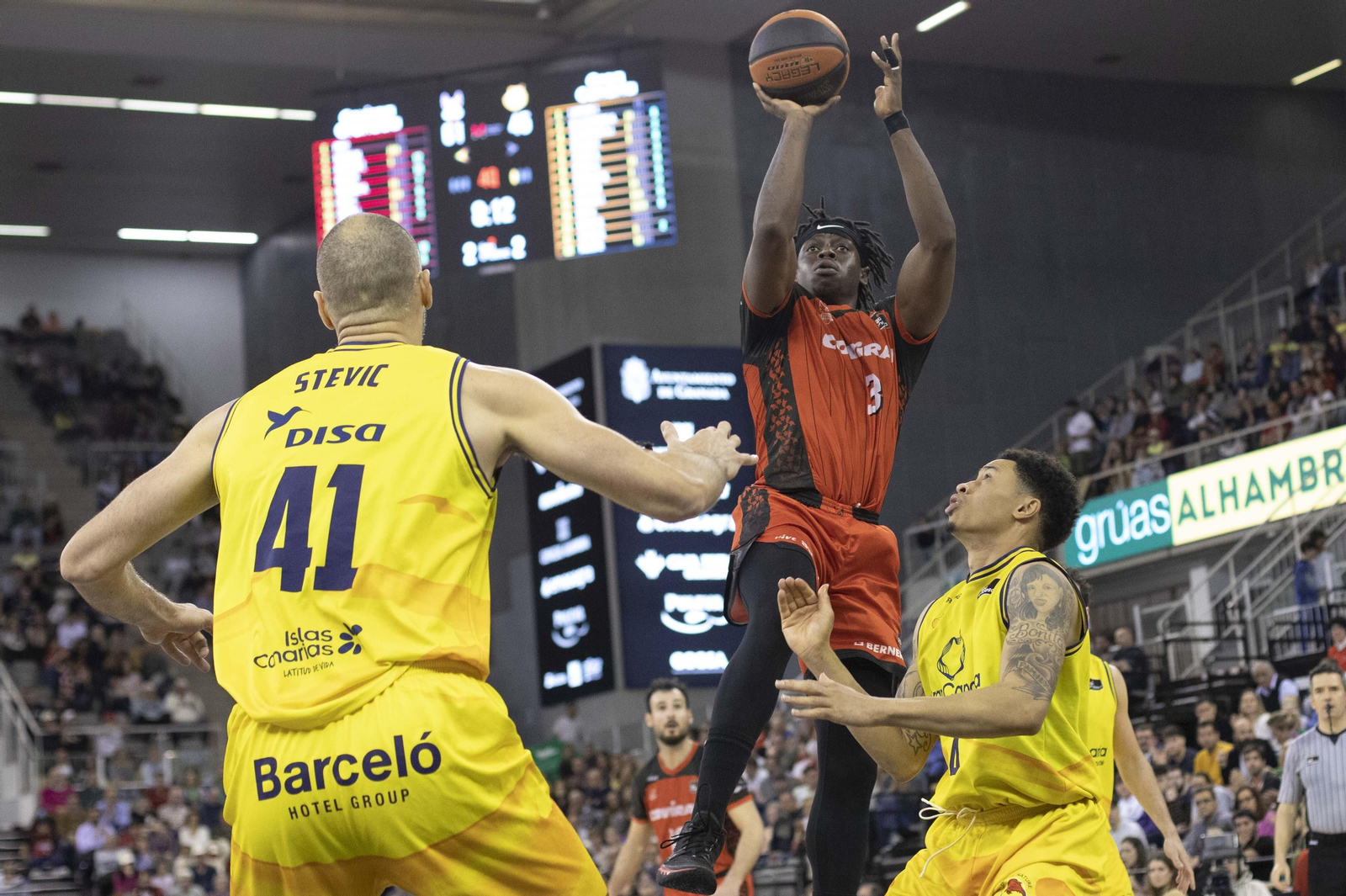 Thomas Bropleh tira a canasta ante el Gran Canaria.