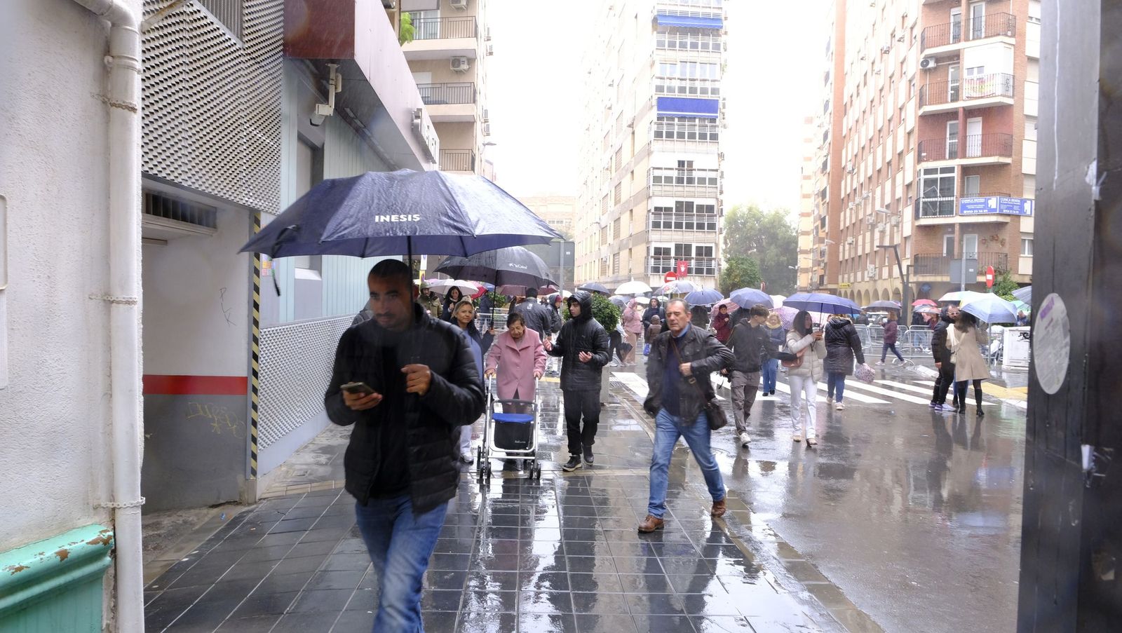 Fotografías de la cabalgata de los Reyes Magos pasada por agua en Almería