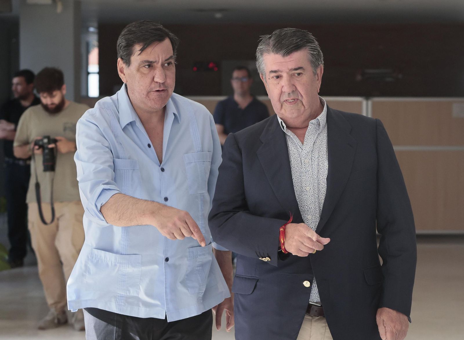 Las imágenes de la capilla ardiente de Paco Camino en el ayuntamiento de Camas