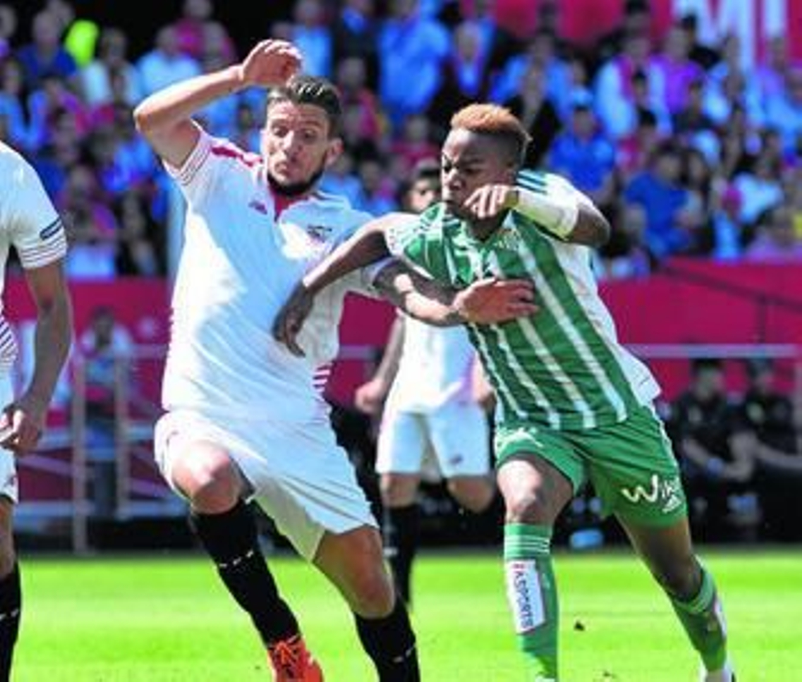 Carriço pelea con Musonda por un balón durante el derbi sevillano.