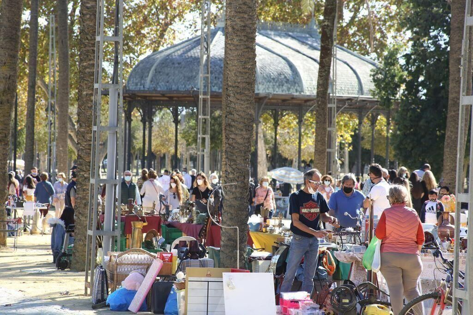 Rastrillo de los domingos en la explanada de los cacharritos