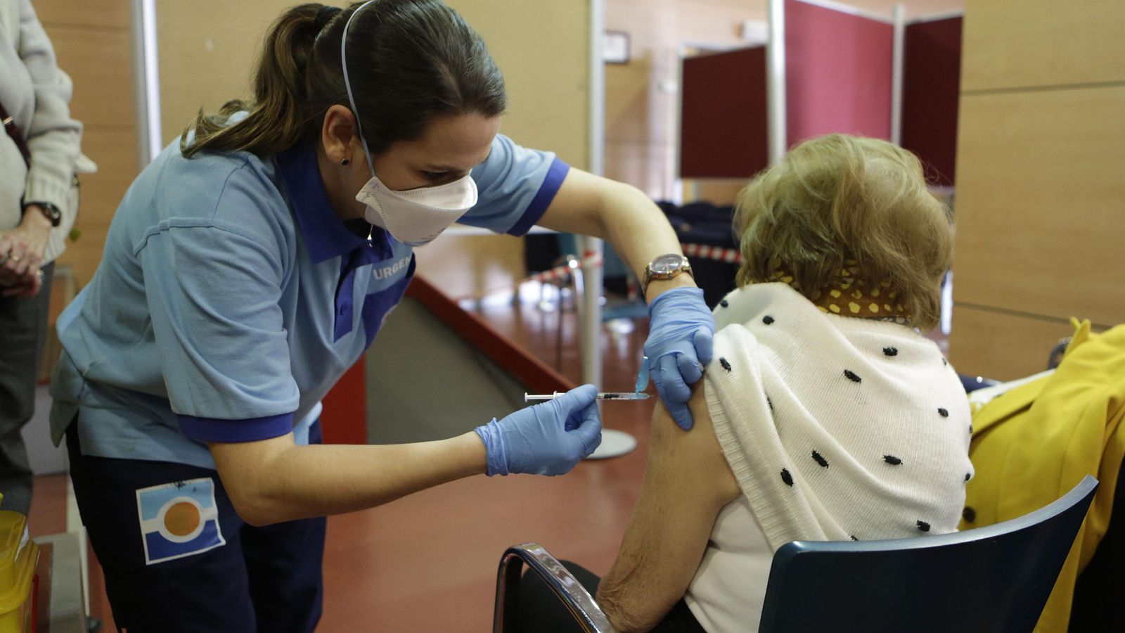 La Junta quiere poner ya la cuarta dosis de la vacuna a los ancianos.