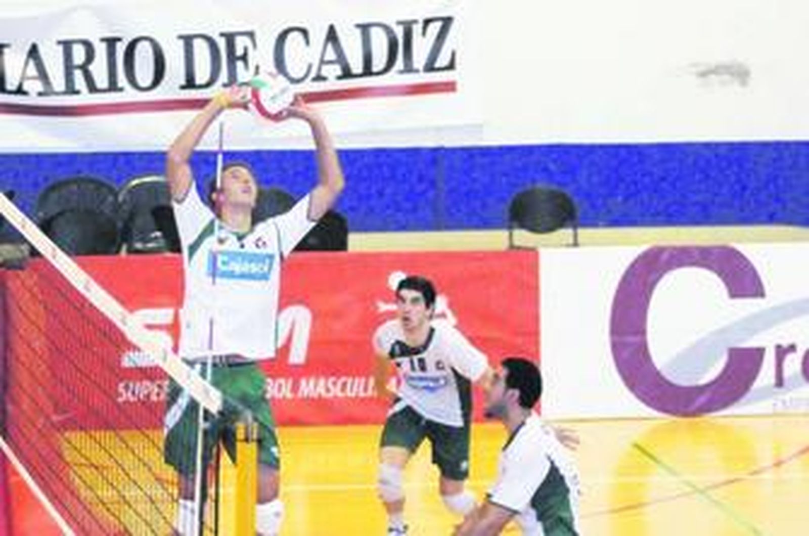 Oroz sigue con atención el toque de dedos de Ammerman.