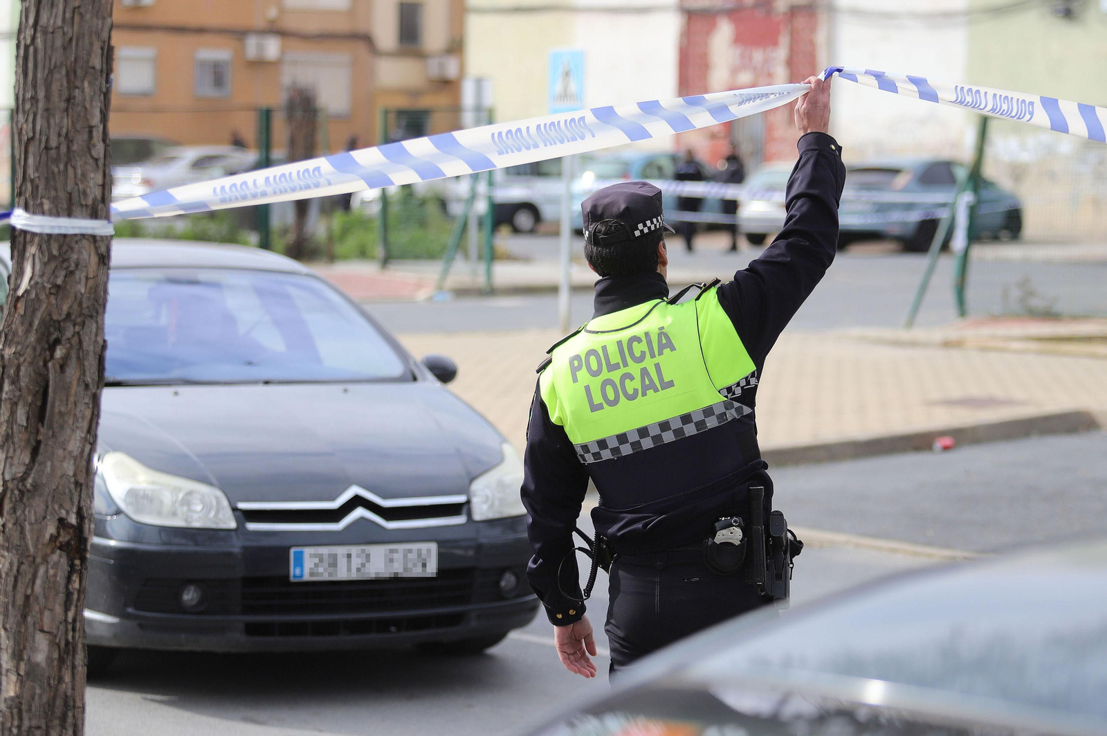 Imágenes del atrincherado que amenazaba con hacer estallar una bombona en el Torrejón, Huelva