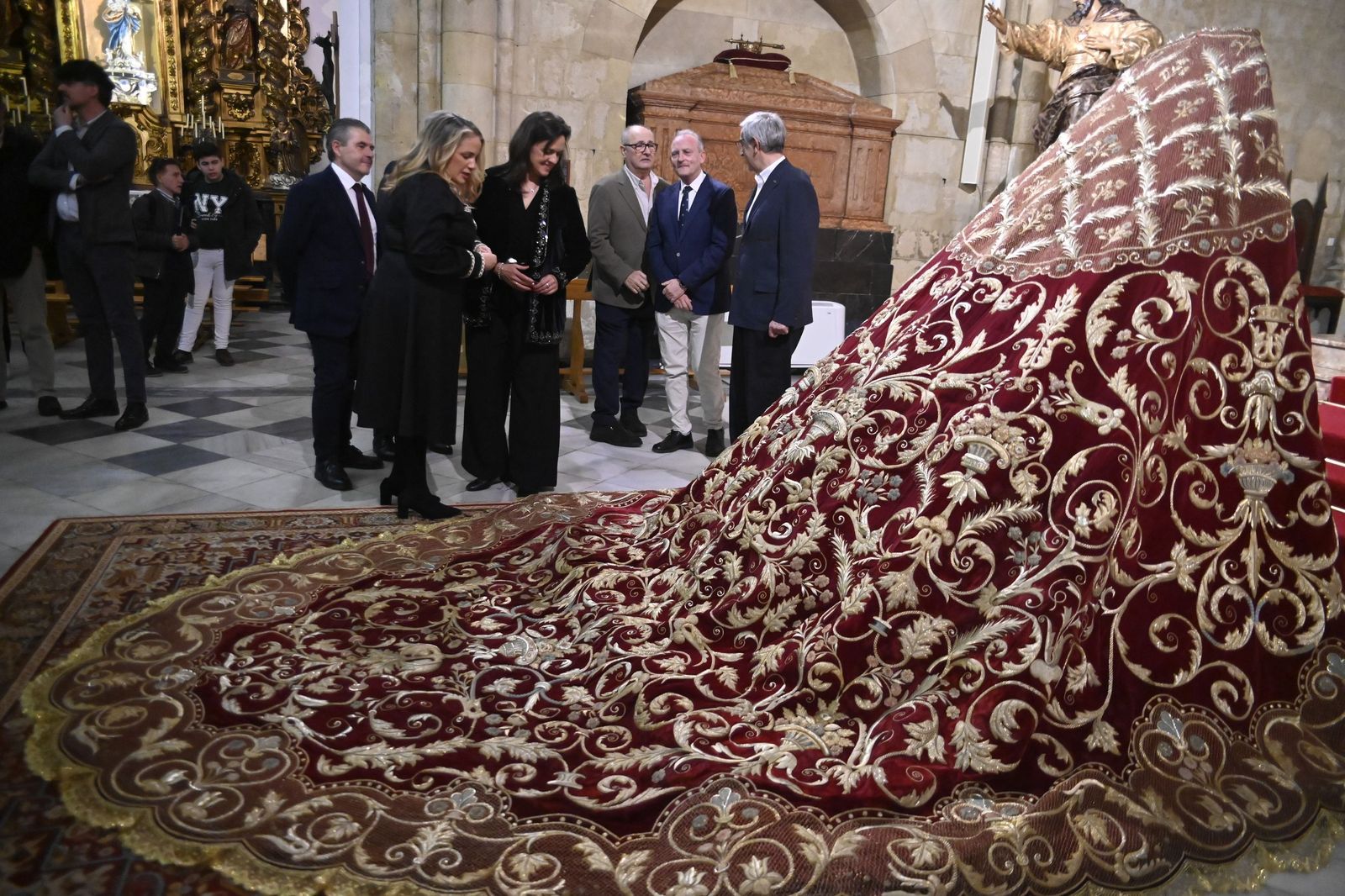 Las fotos de la presentación del manto de la Reina de los Mártires de Córdoba tras su restauración