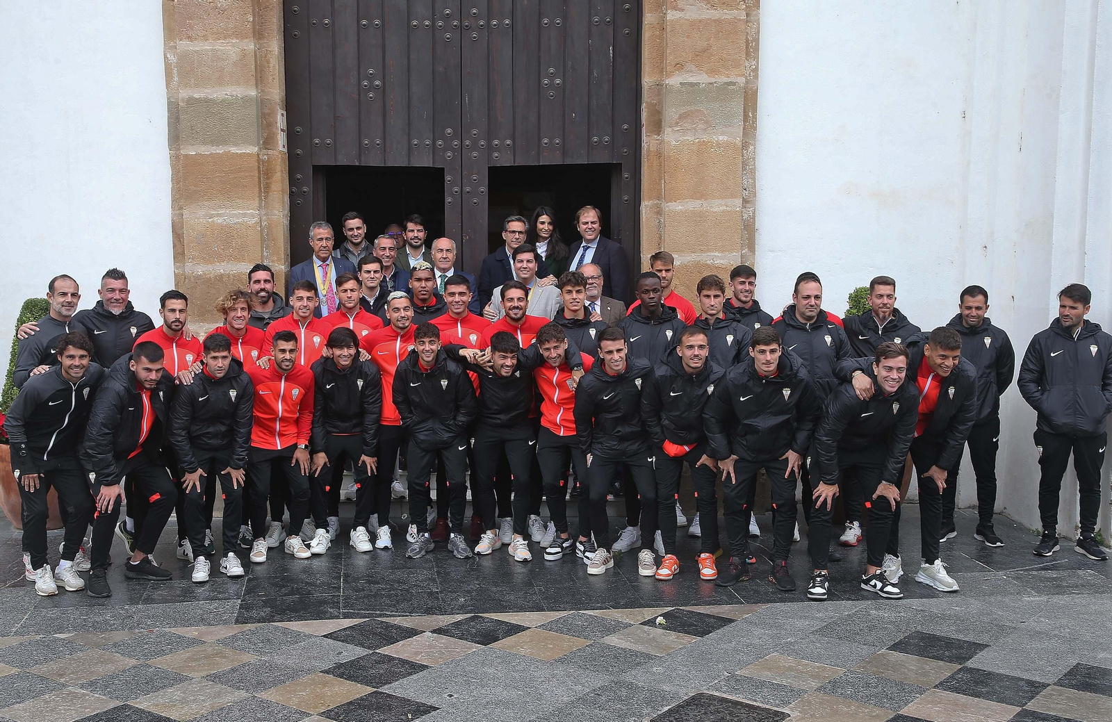La ofrenda floral del Algeciras CF a la Virgen de la Palma, en imágenes