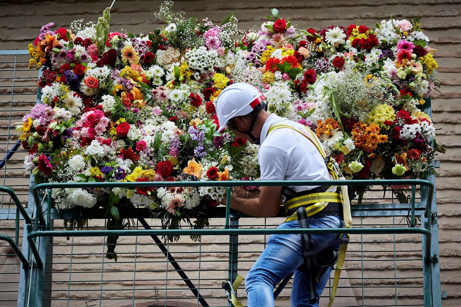 Granada se vuelca con la ofrenda floral en la Basílica de la Virgen de las Angustias