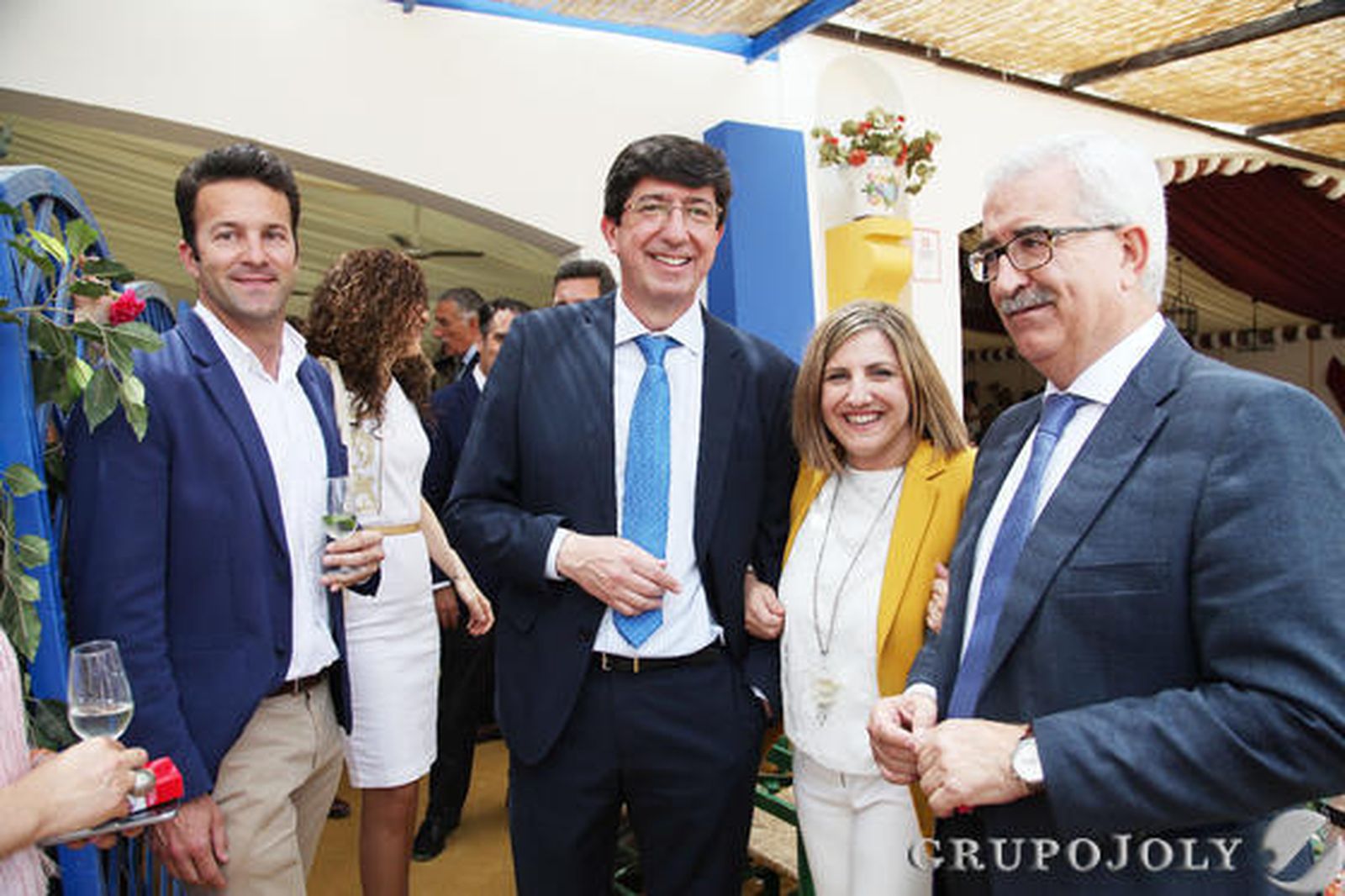 El portavoz municipal de Ciudadanos, Carlos Pérez, y el líder regional de la formación naranja, Juan Marín, coincidieron en la caseta de Diario de Jerez con Irene García y Manuel Jiménez Barrios. 

Foto: Vanesa Lobo