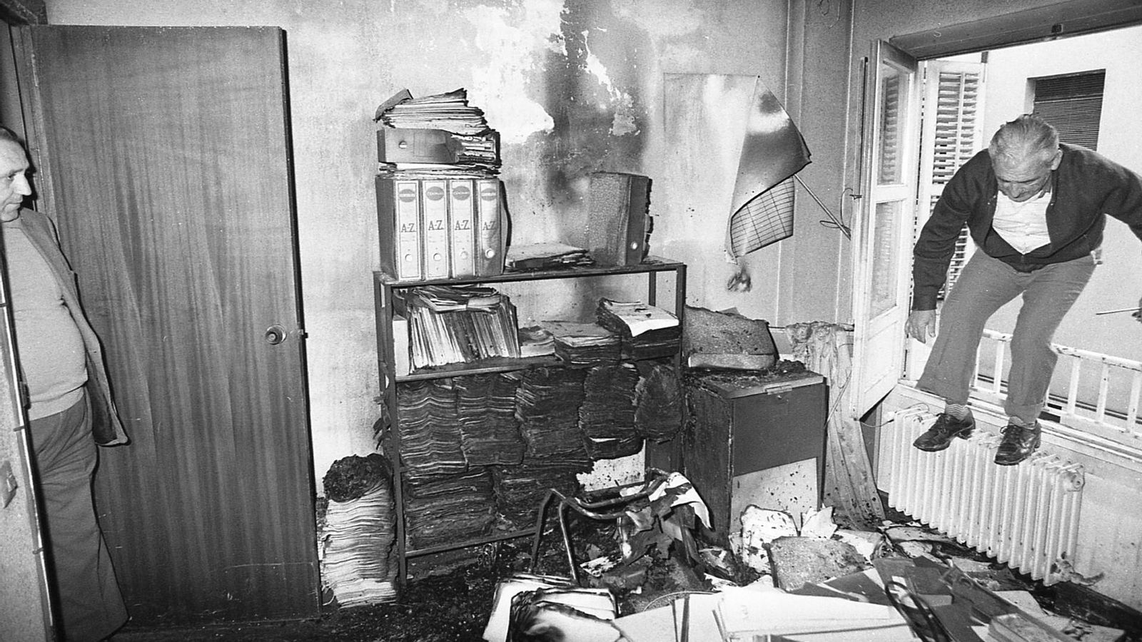 Incendio en la sede del PCE de Granada en octubre de 1984.