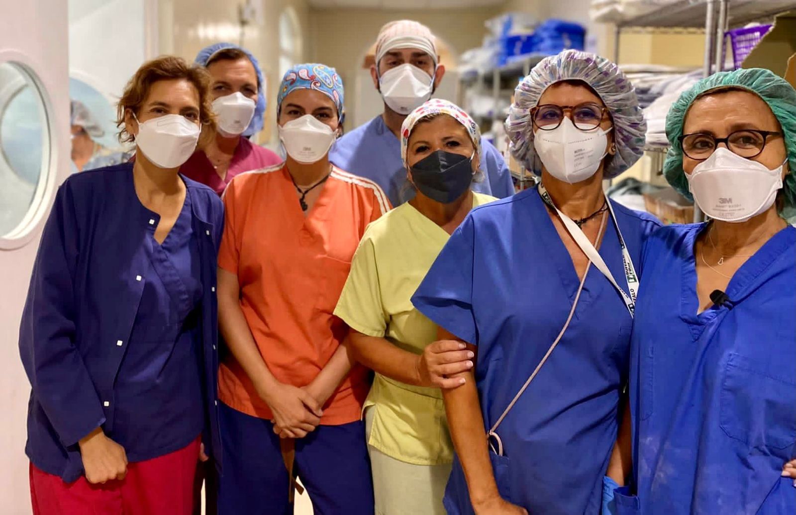 Grupo de cooperantes del Hospital Universitario de Valme en Guatemala: a la izquierda la cofundadora e infectóloga Eva León, la enfermera Gracia García, los cirujanos Granada Jiménez y Daniel Bejarano,  junto a las enfermeras Dolores Ruiz, Margarita Jiménez y Sofía García.