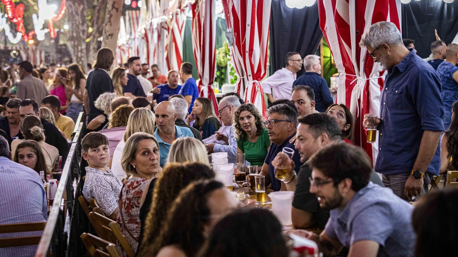 Ambiente en el interior de las casetas de la Feria del Carmen y de la Sal Ambiente en el interior de las casetas de la Feria del Carmen y de la Sal