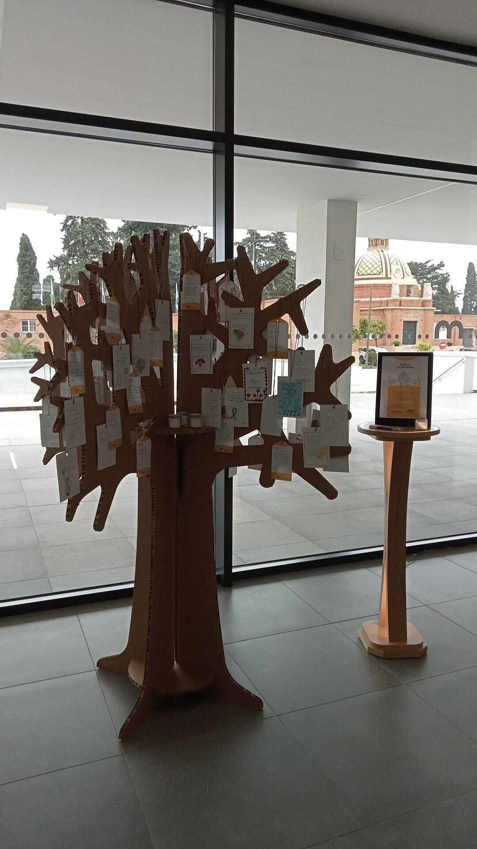 ‘Árbol del Recuerdo’ en el Tanatorio Mémora.