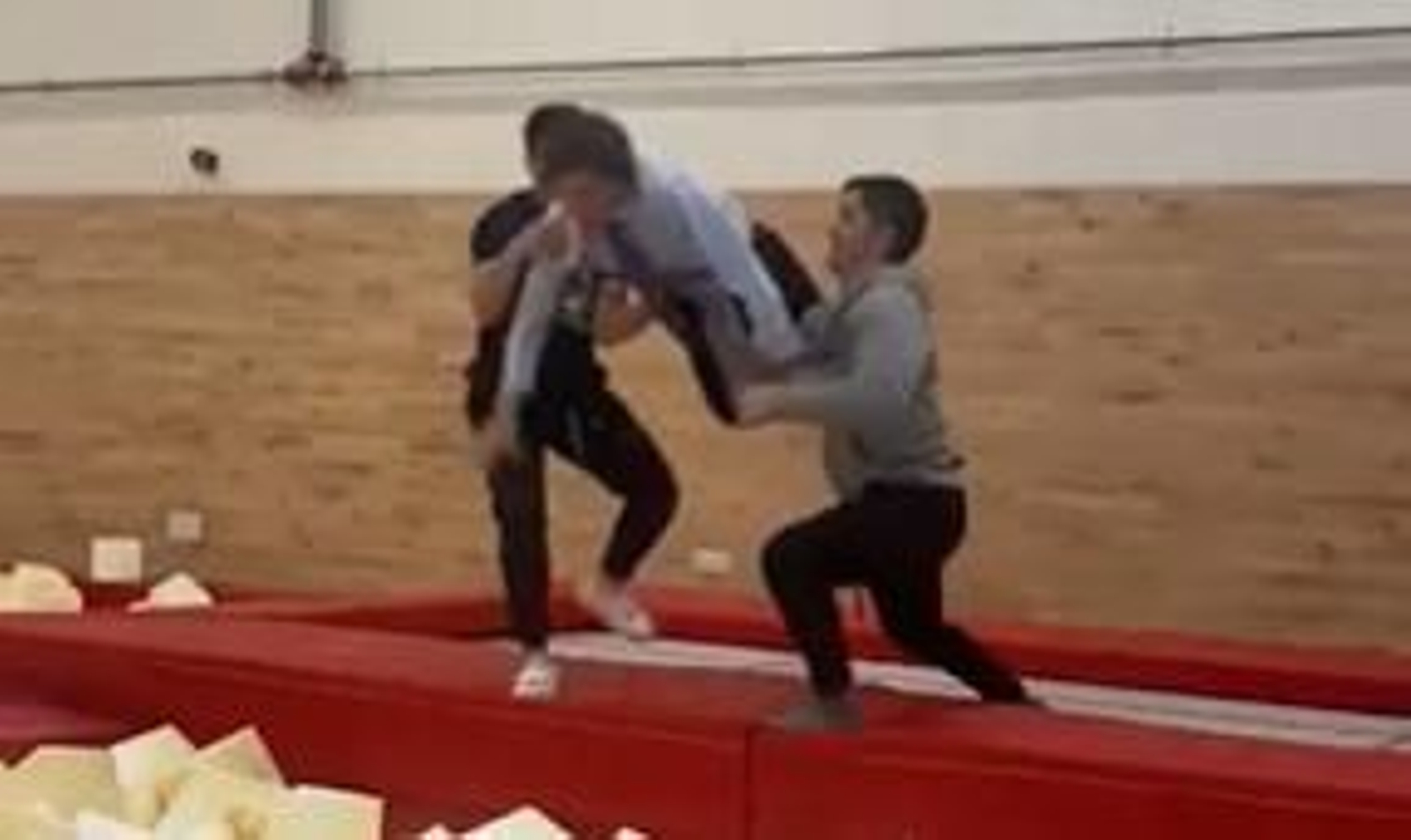 Martínez Almeida, en el momento que salta hacia delante en la cama elástica.