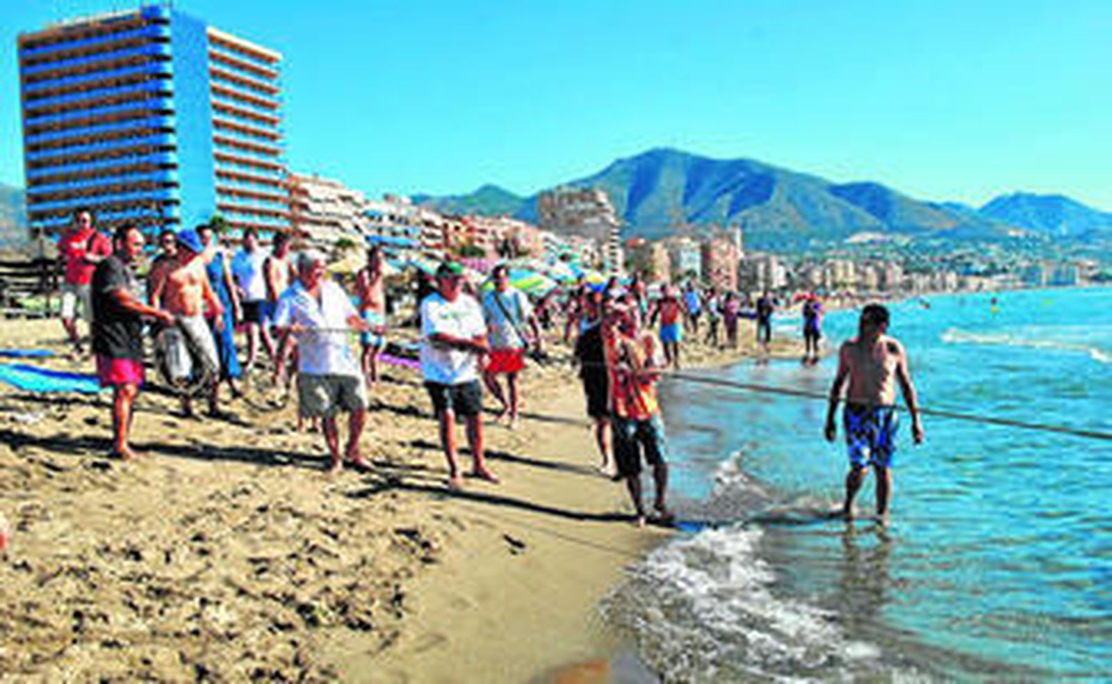 La tira desde tierra para embolsar la red y tratar de hacer una captura cuantiosa.