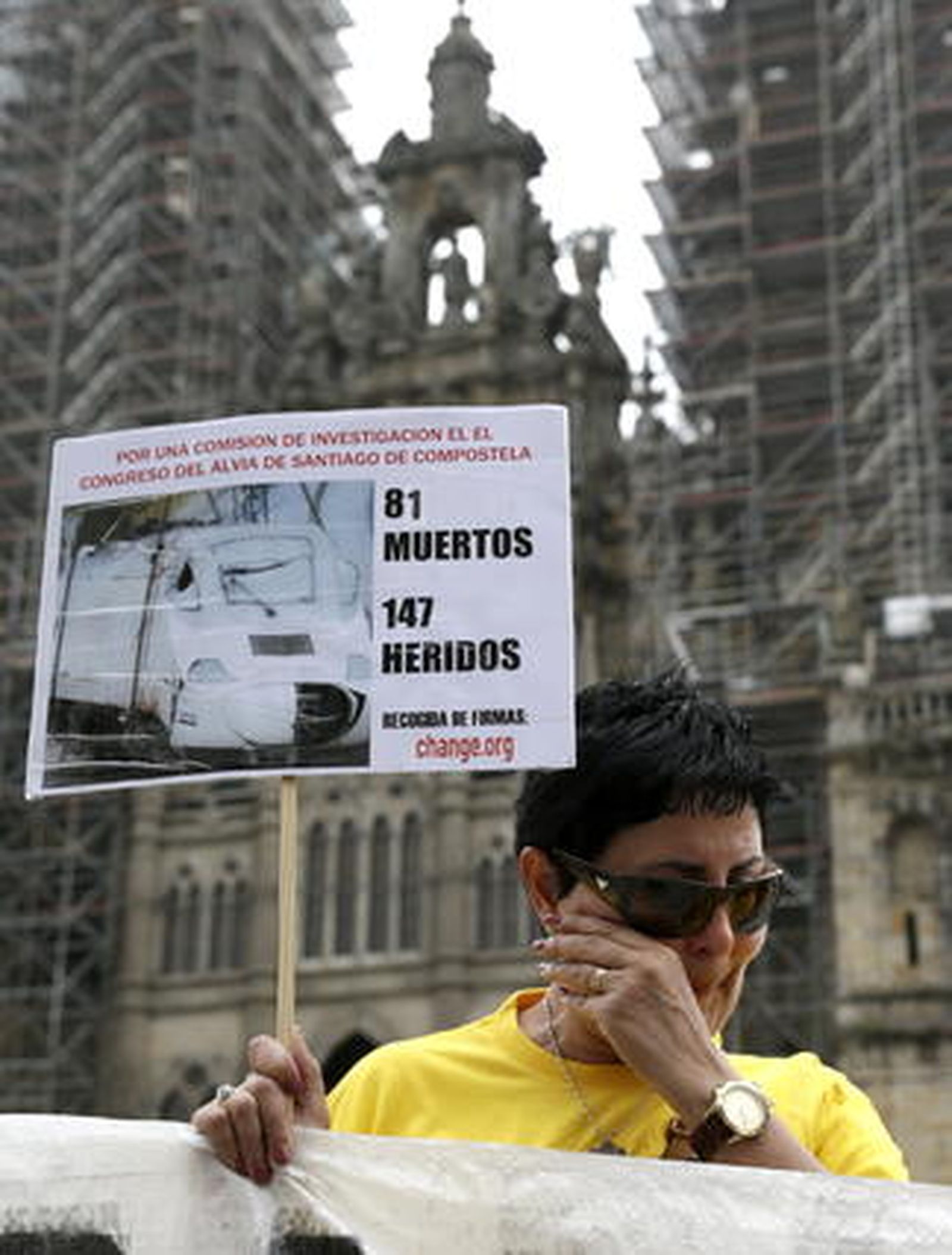 Protesta de algunos de los familiares en la plaza del Obradoiro.

Foto: EFE
