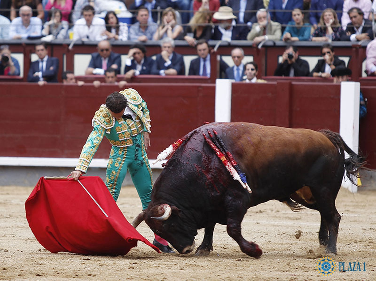 Antonio Ferrera, ayer, en la plaza de Las Ventas de Madrid, en un derechazo.