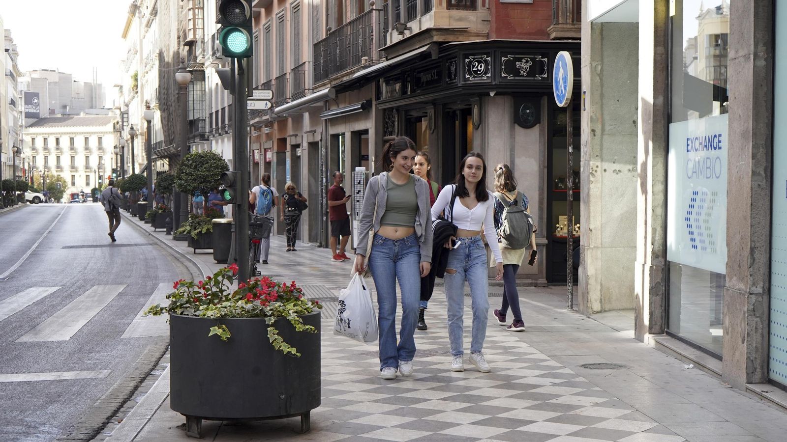 La calle Reyes Católicos es punto de referencia en el comercio granadino