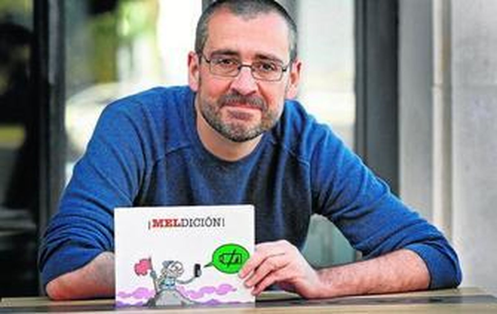 El humorista gráfico Mel Prats con un ejemplar de '¡Meldición!'.