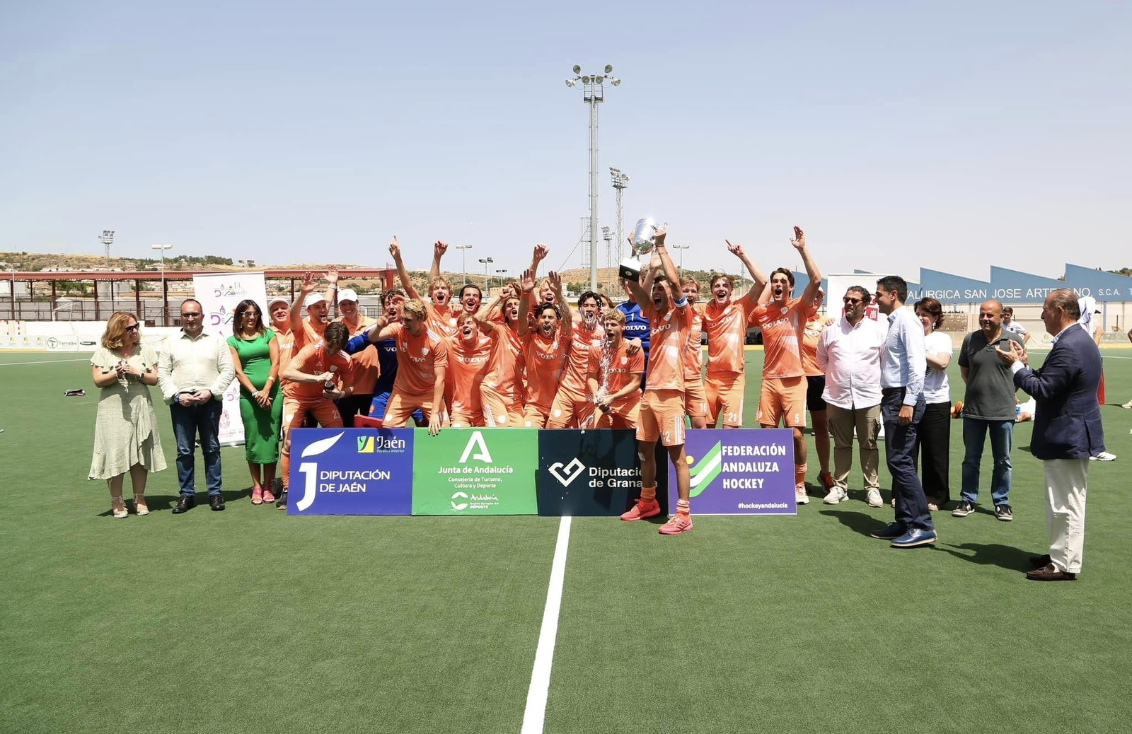 La plantilla de Países Bajos, campeón del torneo masculino, levanta el trofeo. La plantilla de Países Bajos, campeón del torneo masculino, levanta el trofeo.