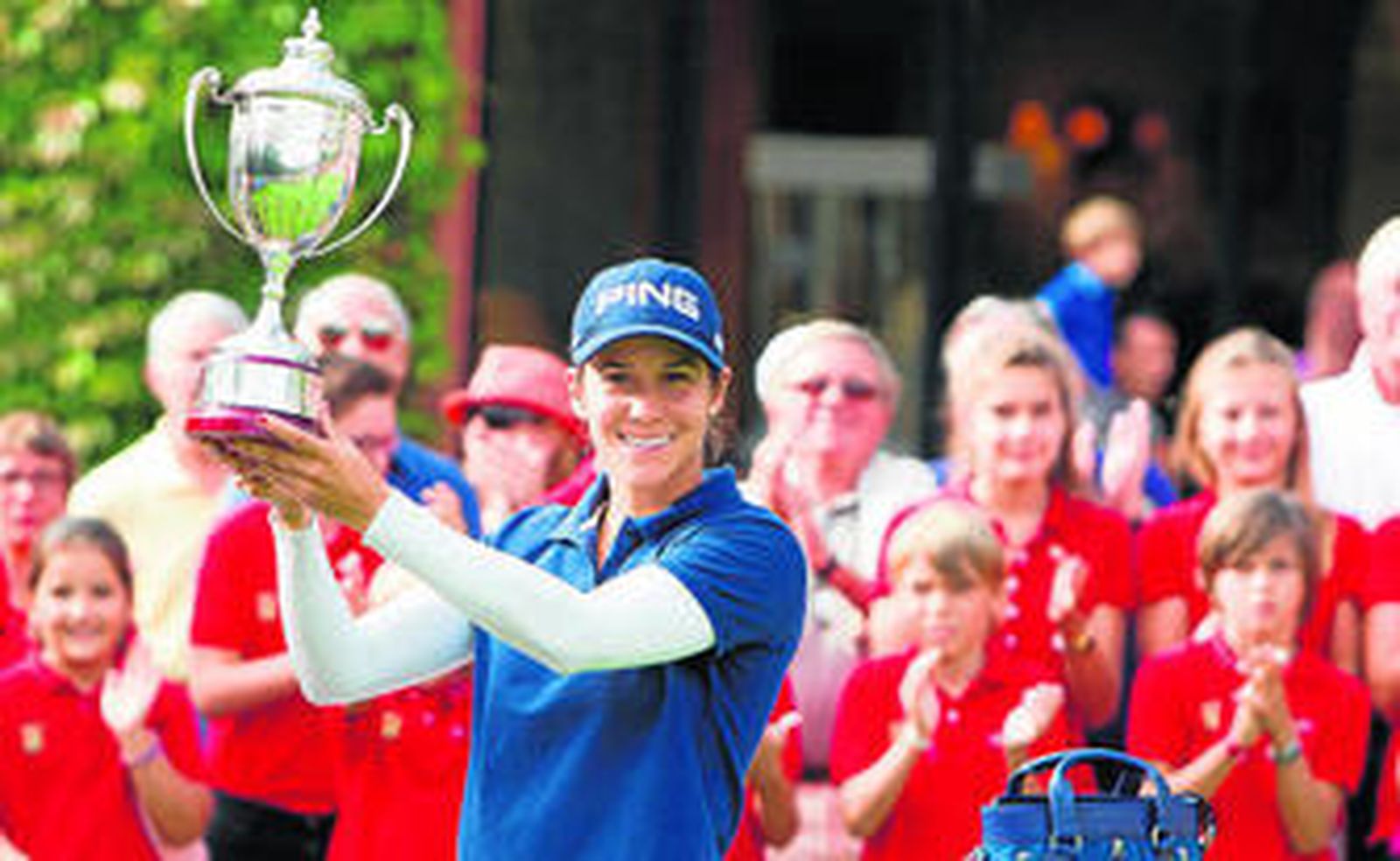 Azahara Muñoz alza el trofeo de campeona en San Juan de Luz.