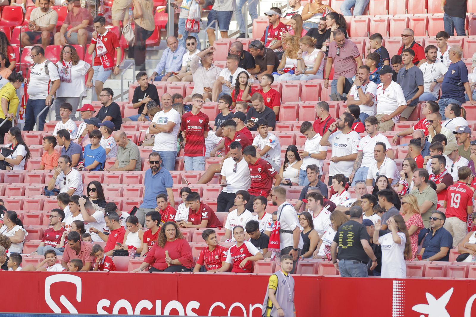 Búscate en las fotos del Sevilla-Almería