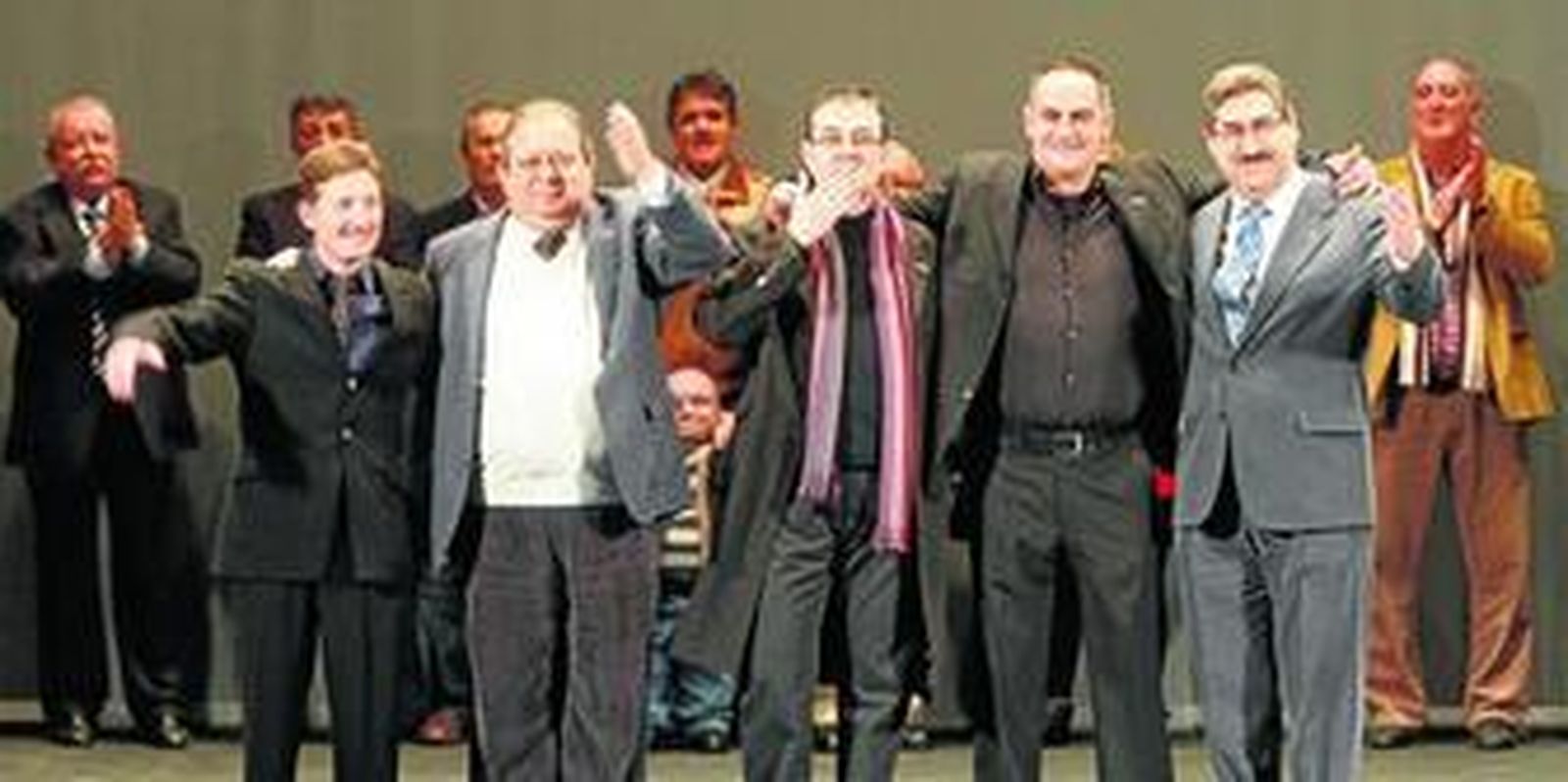 De izquierda a derecha: Gatica, Kiko Zamora, José Luis Mejias, Manolo Carrión 'El Cabra' y Antonio Carlos Moreno, momentos después de recoger sus antifaces.