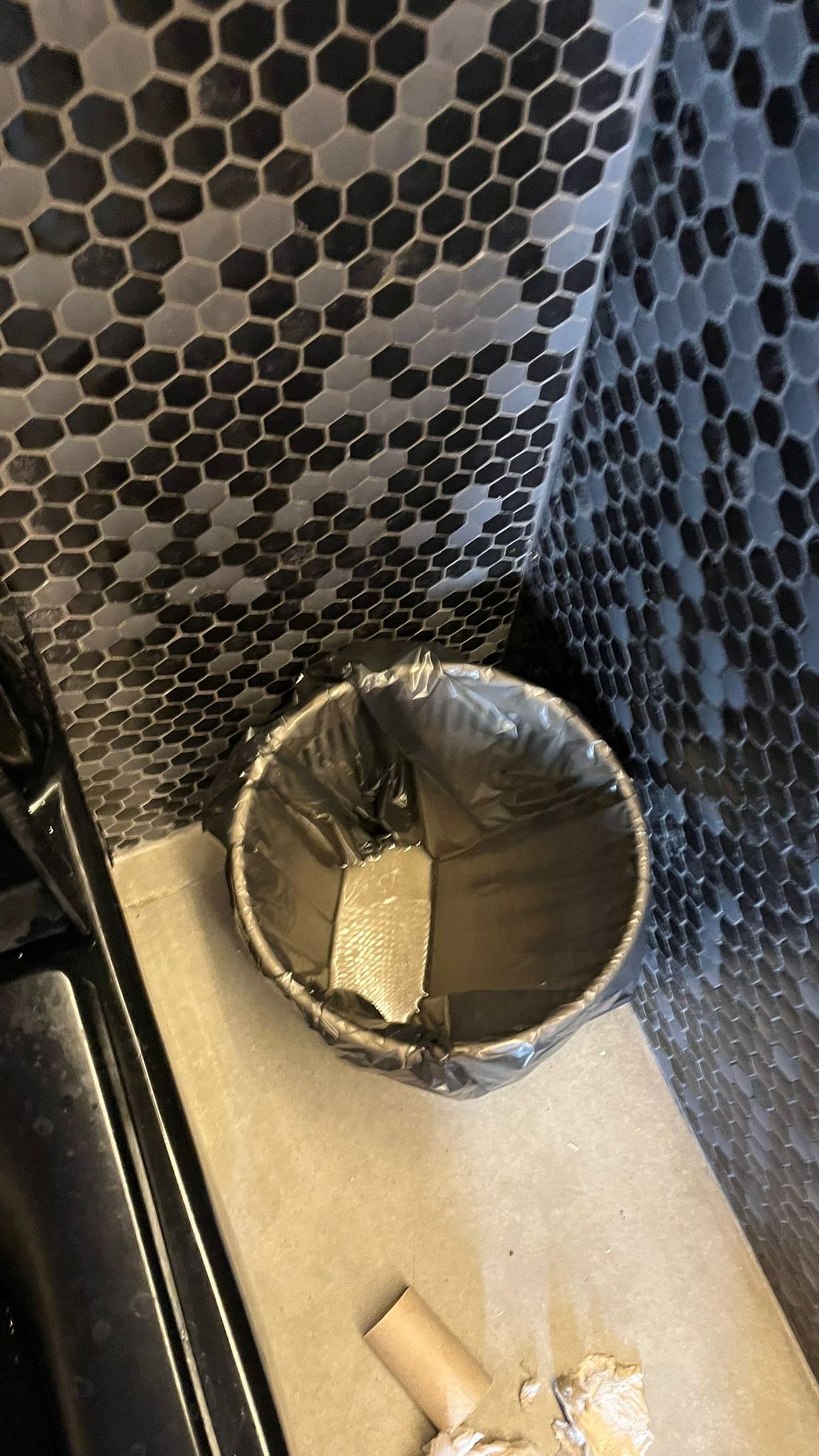 Denuncian orines en la papelera