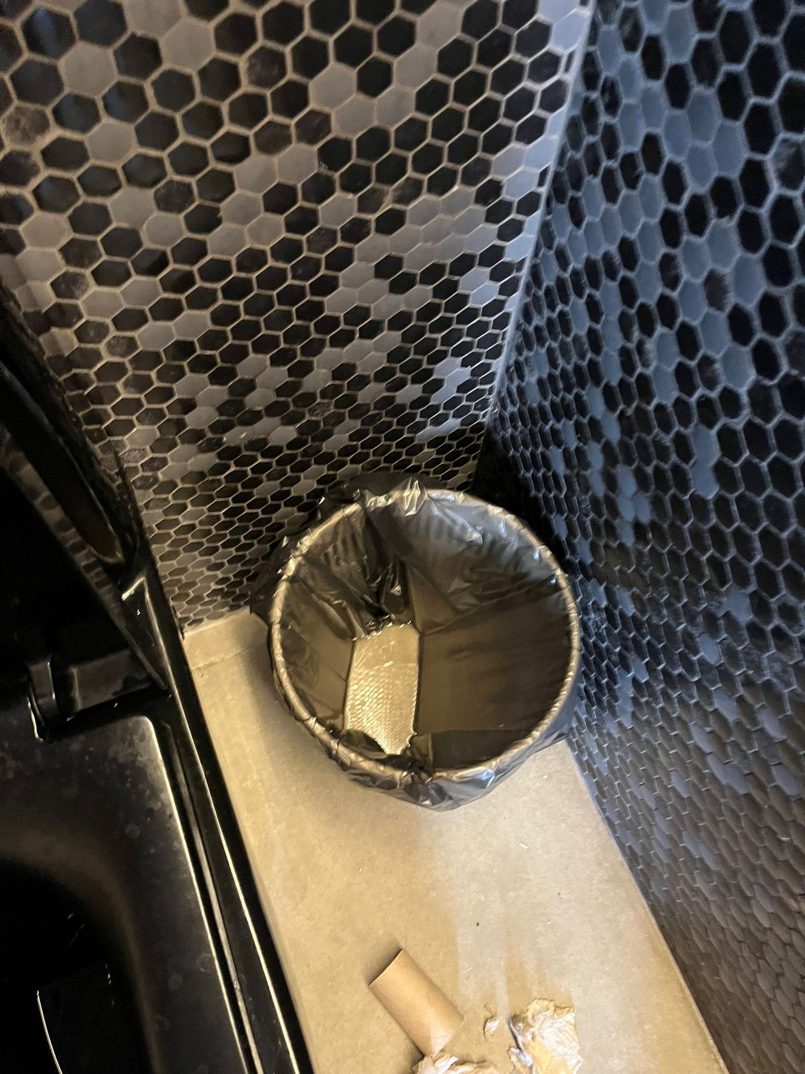 Denuncian orines en la papelera