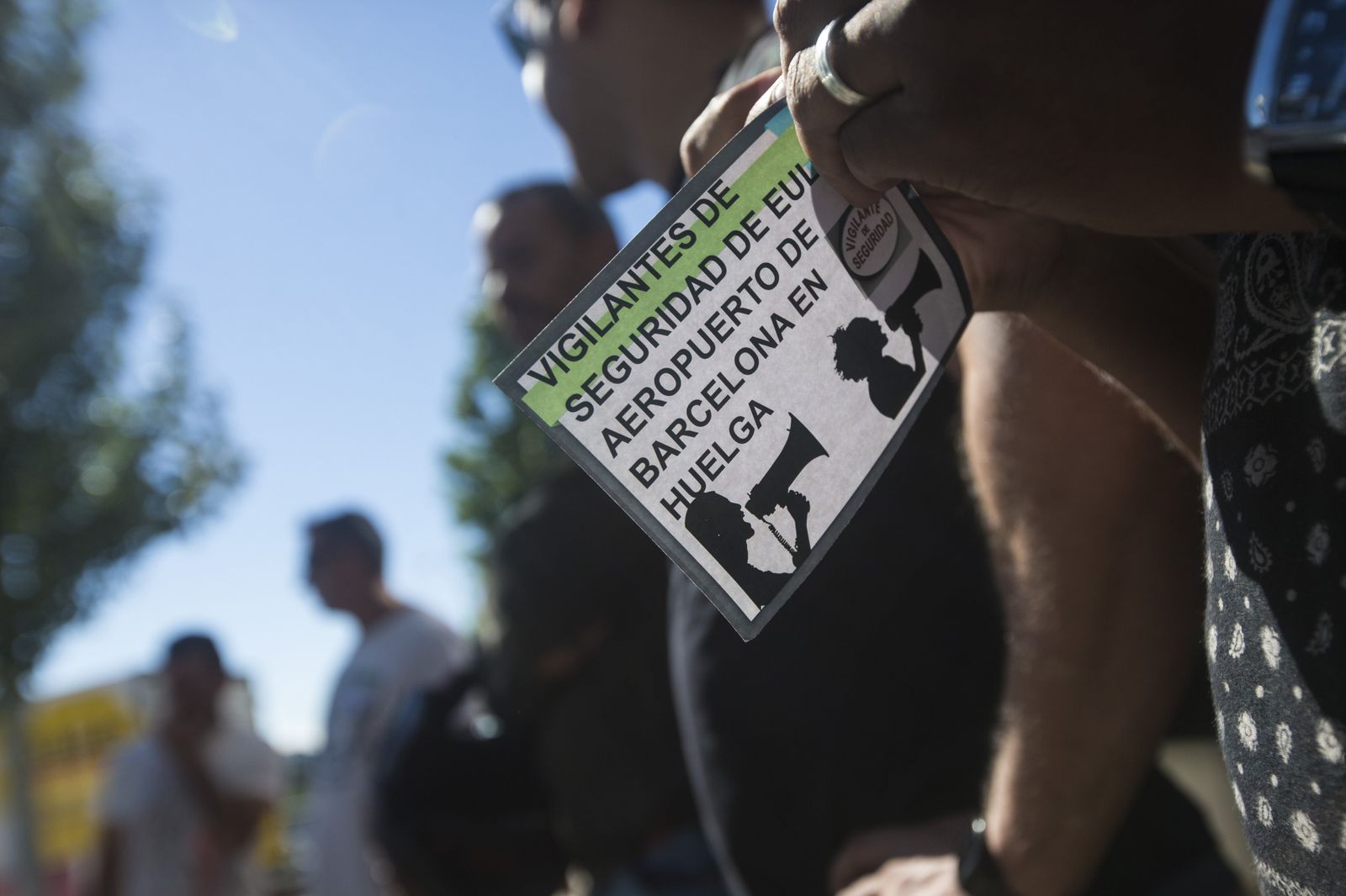 Empleados de Eulen, ayer, antes de iniciar la asamblea de trabajadores para valorar la propuesta de la Generalitat,