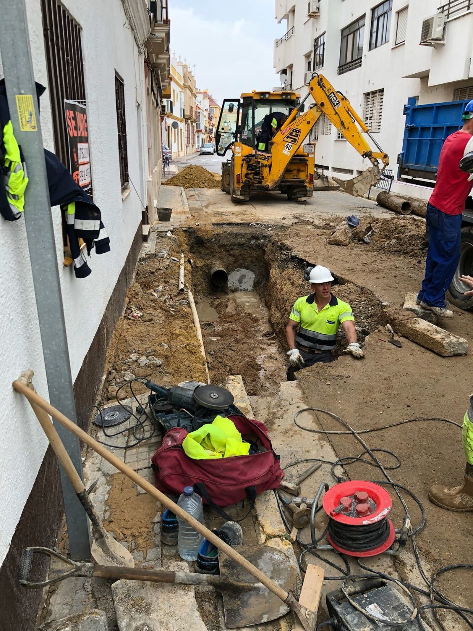 Nueve horas sin agua por la rotura de una tubería