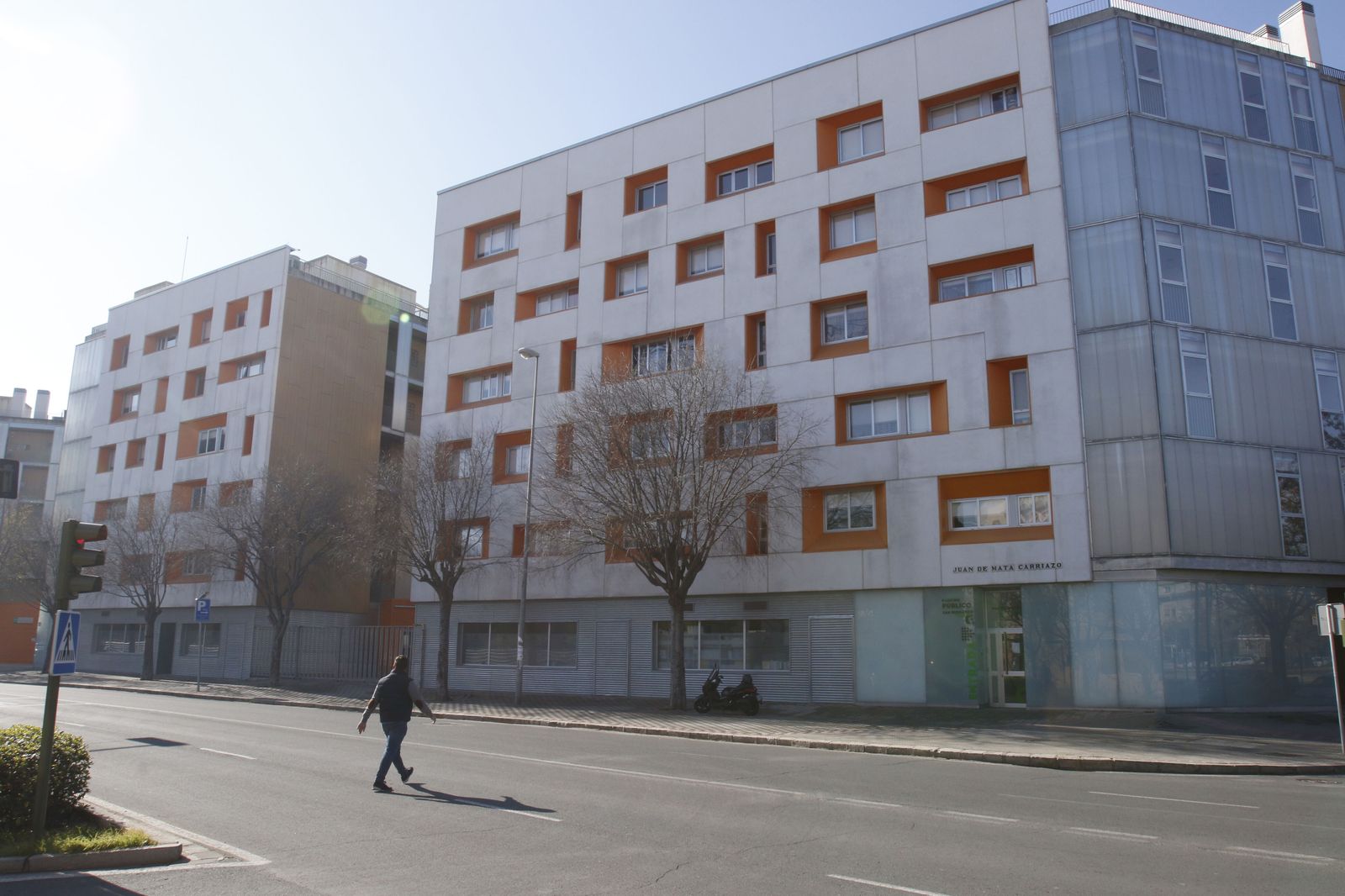 Fachada principal del edificio público desde la calle Juan de Mata Carriazo.