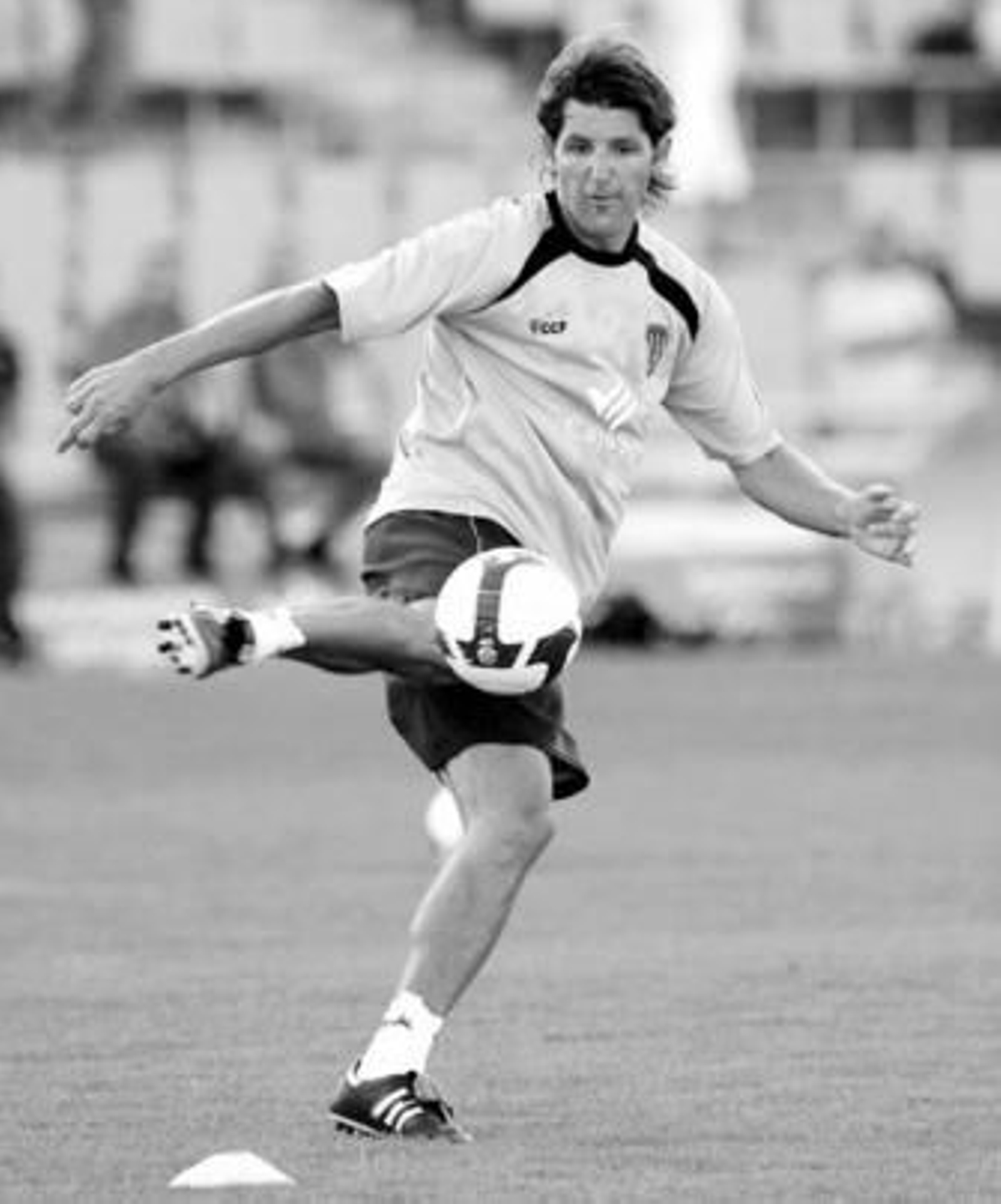 Yordi se dispone a golpear el balón en su primer entrenamiento con el Córdoba.