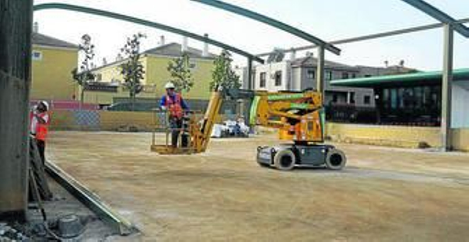 Operarios, en el interior del futuro edificio.