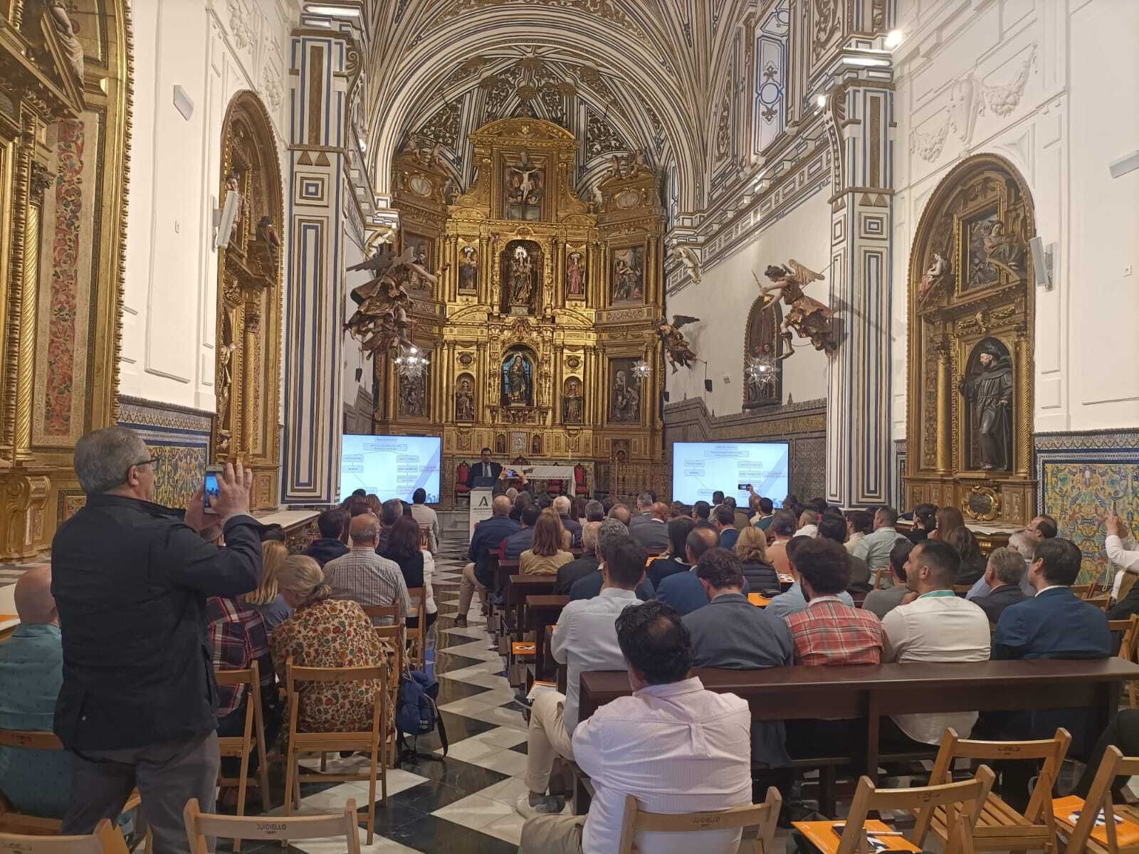La recién inaugurada iglesia de Santa Clara ha acogido el segundo congreso de sanitarios y hermandades.