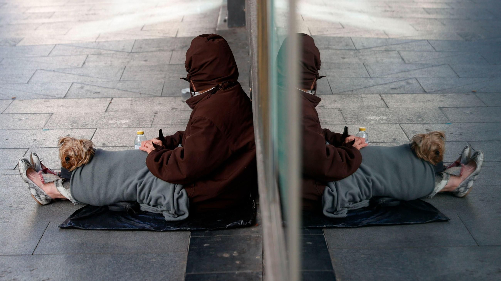 Una persona sin  hogar en la calle | Imagen de archivo