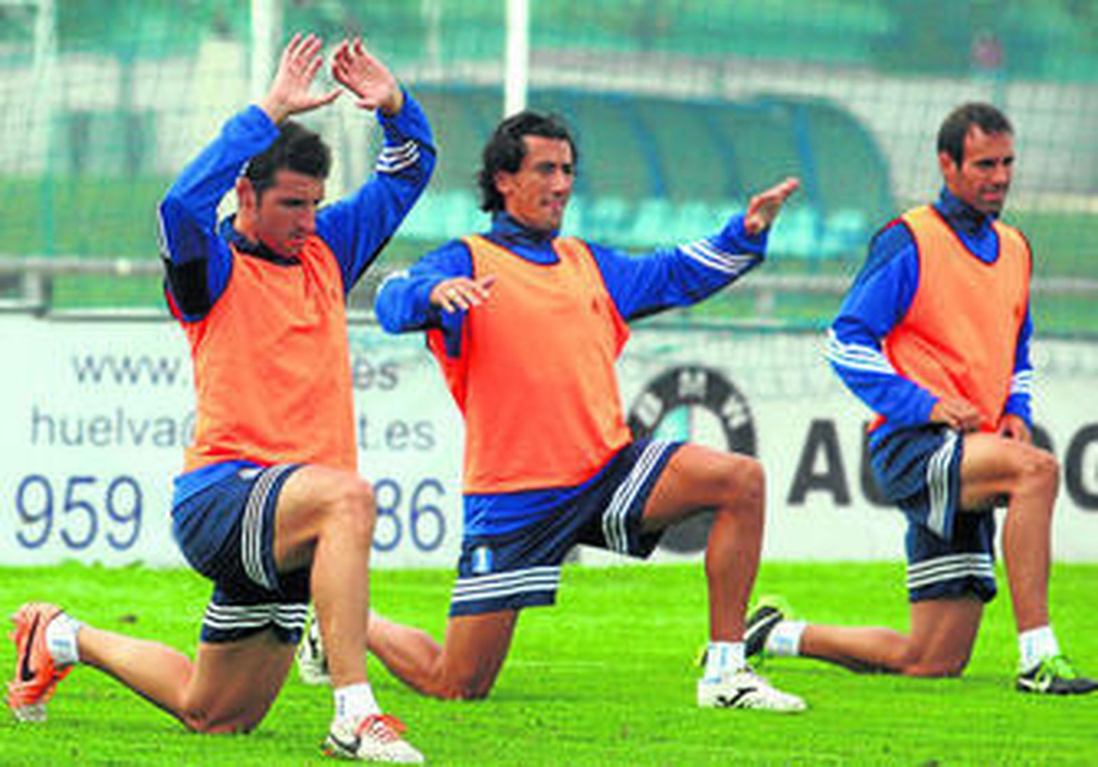 Marc Bertrán se estira junto a Pedro Ríos y Víctor Díaz durante un entrenamiento en la Ciudad Deportiva Decano del Fútbol Español.