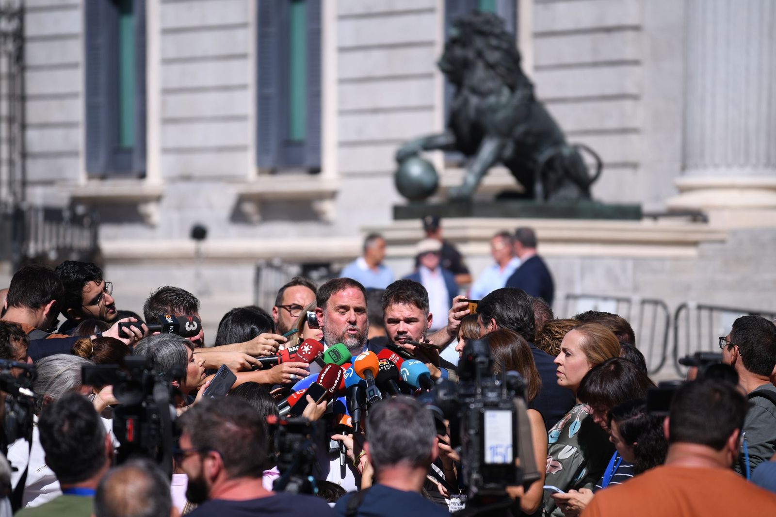 Oriol Junqueras y Gabriel Rufián, frente al Congreso.