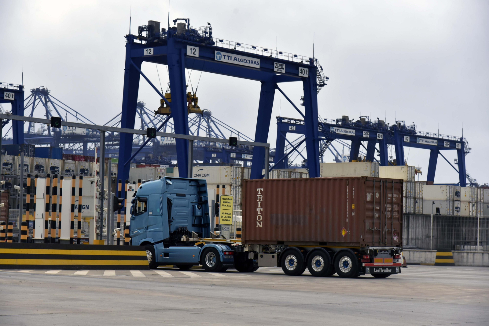 Acceso a la terminal de TTI en Algeciras.